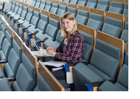 Studentin sitzt in einem Hörsaal. (Foto: Friso Gentsch)