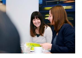Zwei junge Frauen diskutieren über eine Schülerzeitung. (Foto: Martin Rehm)