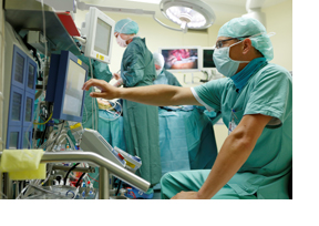 Ein Mann bedient eine Herz-Lungen Maschine während einer Bypass Op. (Foto: Thorsten Ulonska)