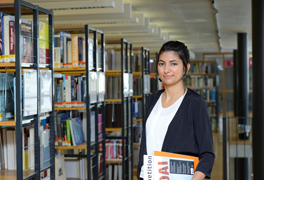Studentin in einer Bibliothek. (Foto: Frank Pieth)