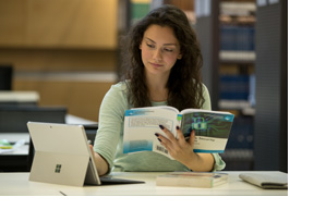 Eine Studentin sitzt vor einem Tablet. (Foto: Daniel Karmann)