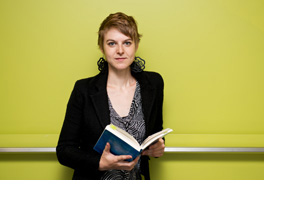 Eine Studentin mit Buch in der Hand. (Foto: Hans-Martin Issler)