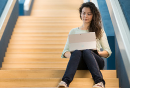 Eine Frau sitzt auf einer Treppe mit Laptop auf dem Schoß.. (Foto: Daniel Karmann)